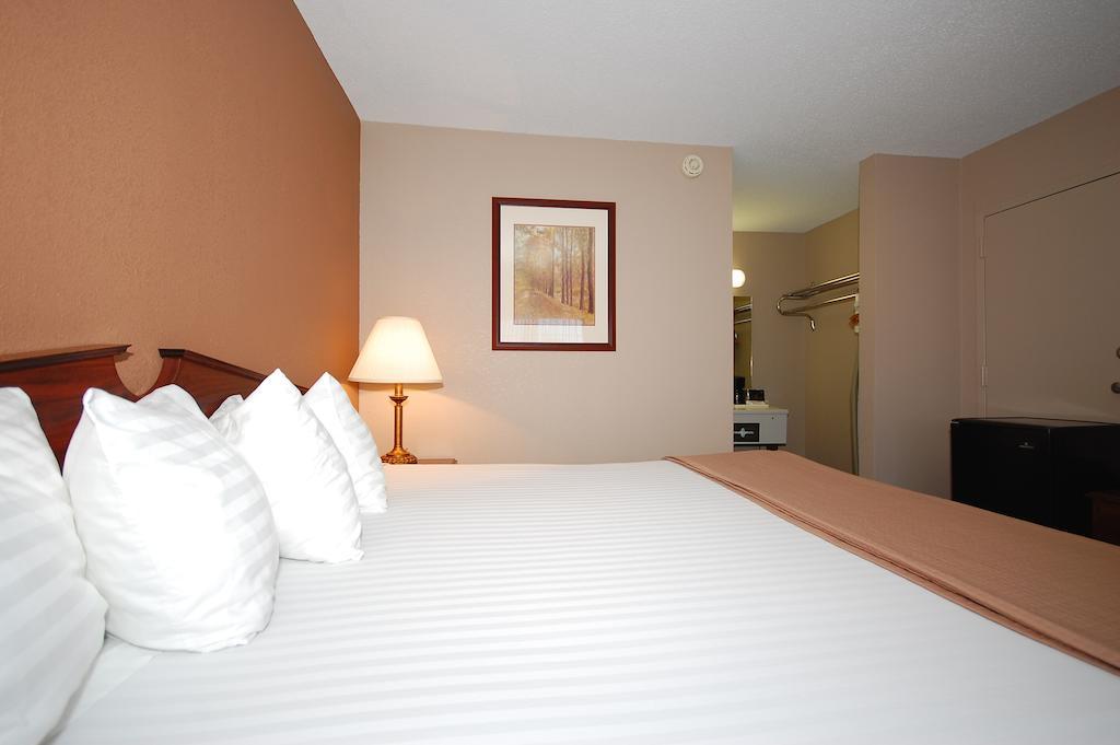 Magnuson Hotel Red Baron Garden City Exterior foto
